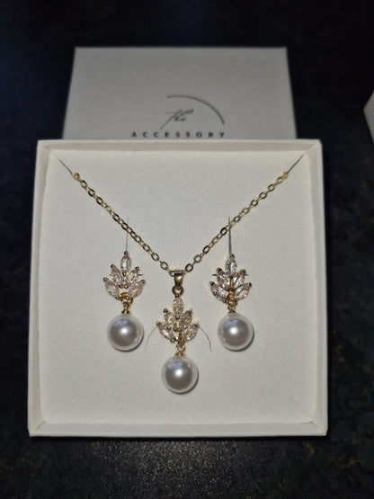 Lisa Diamond and Pearl Set- including gift box ( gold or silver)