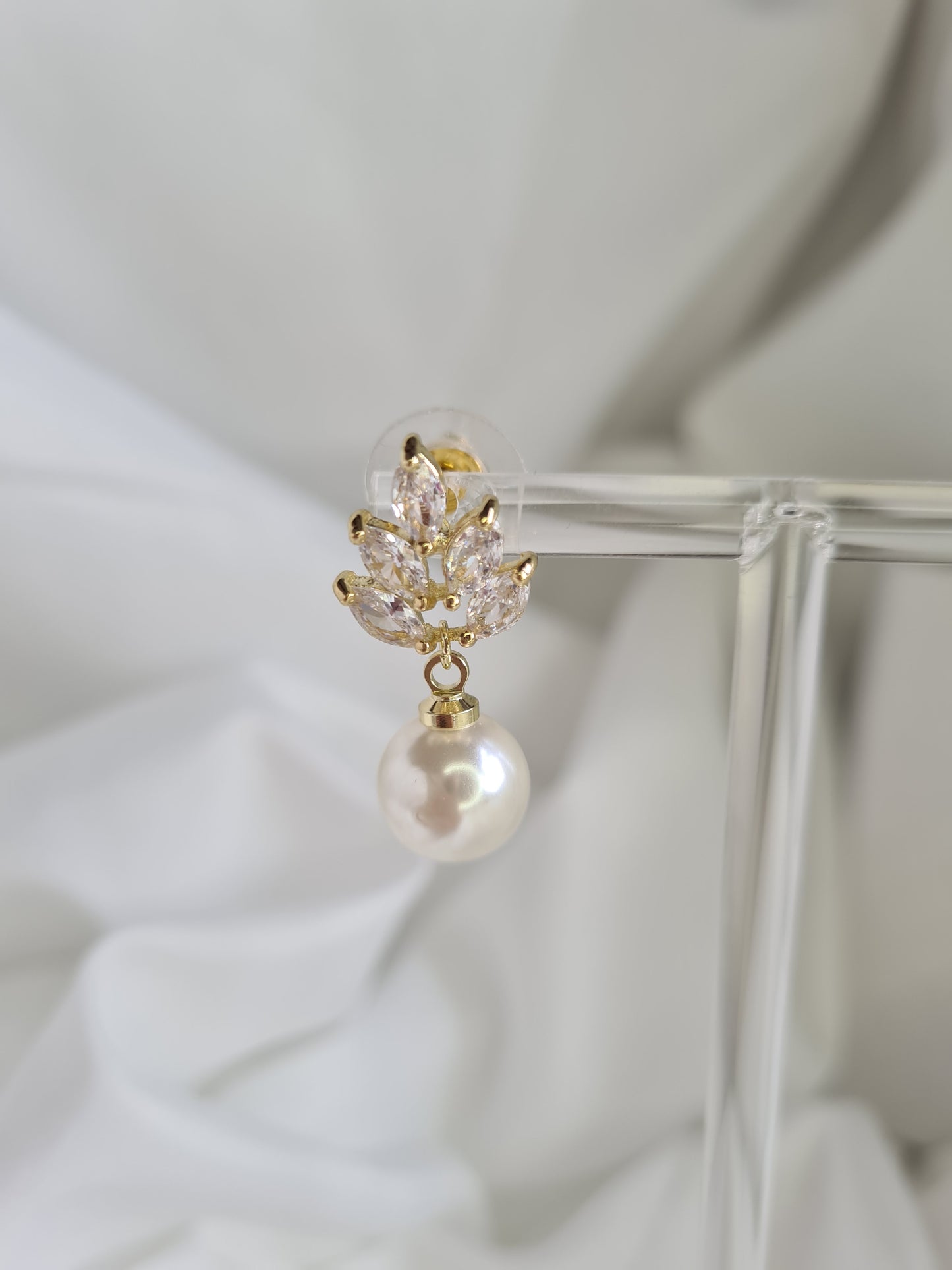 Lisa gold, diamond and pearl earrings.