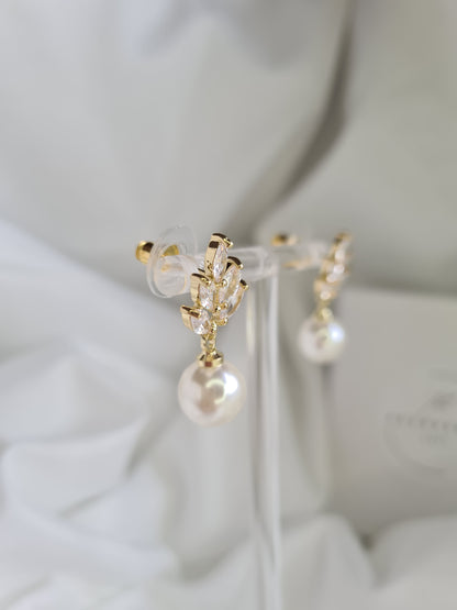 Lisa gold, diamond and pearl earrings.